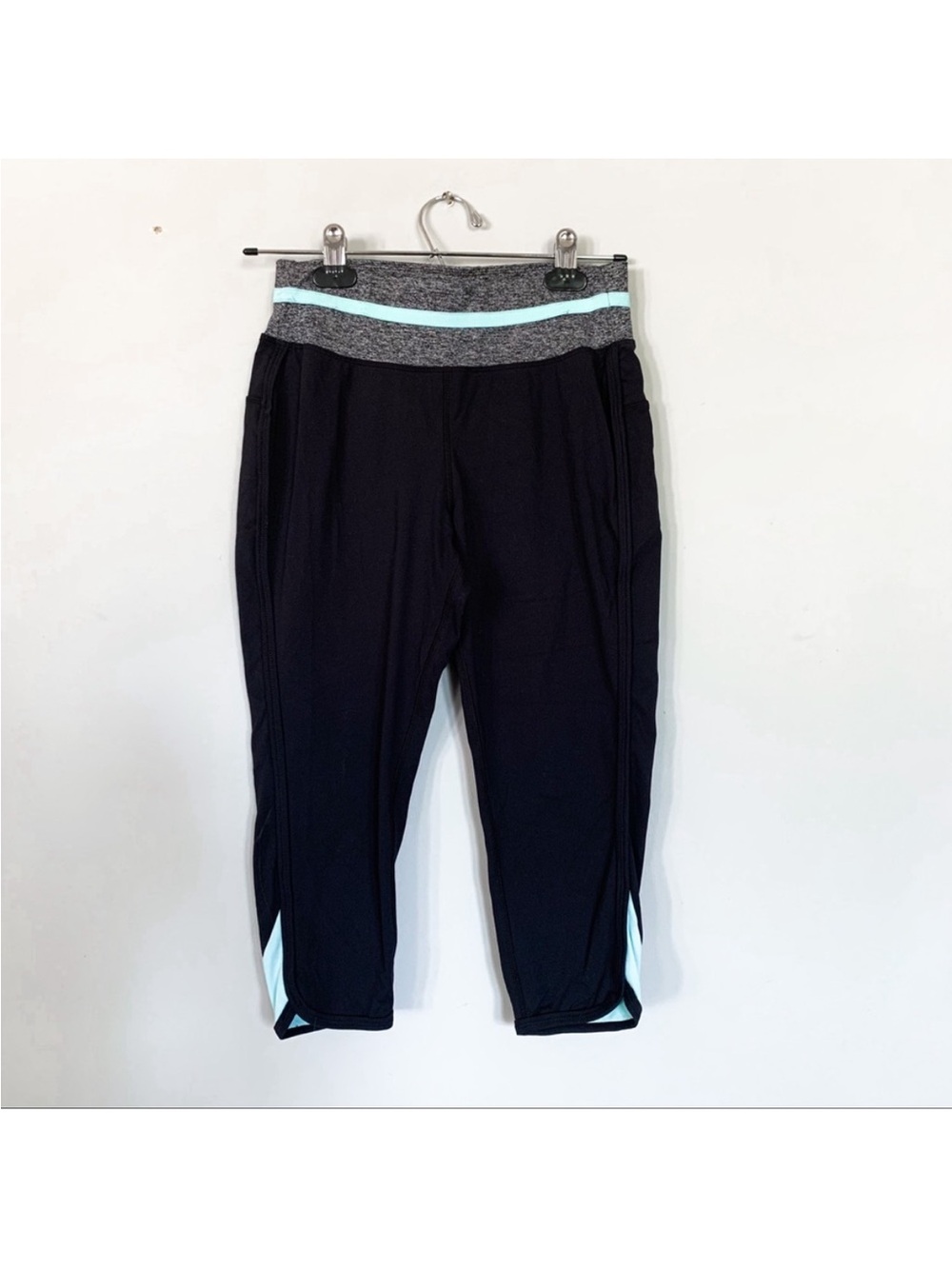 Fabletics • Athletic Capris